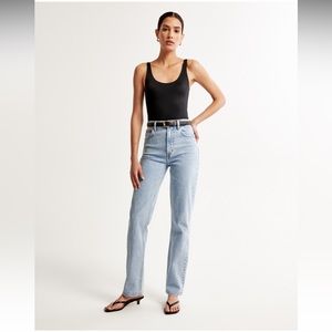 ABERCROMBIE AND FITCH ULTRA HIGH RISE 90S STRAIGHT JEANS LIGHT WASH